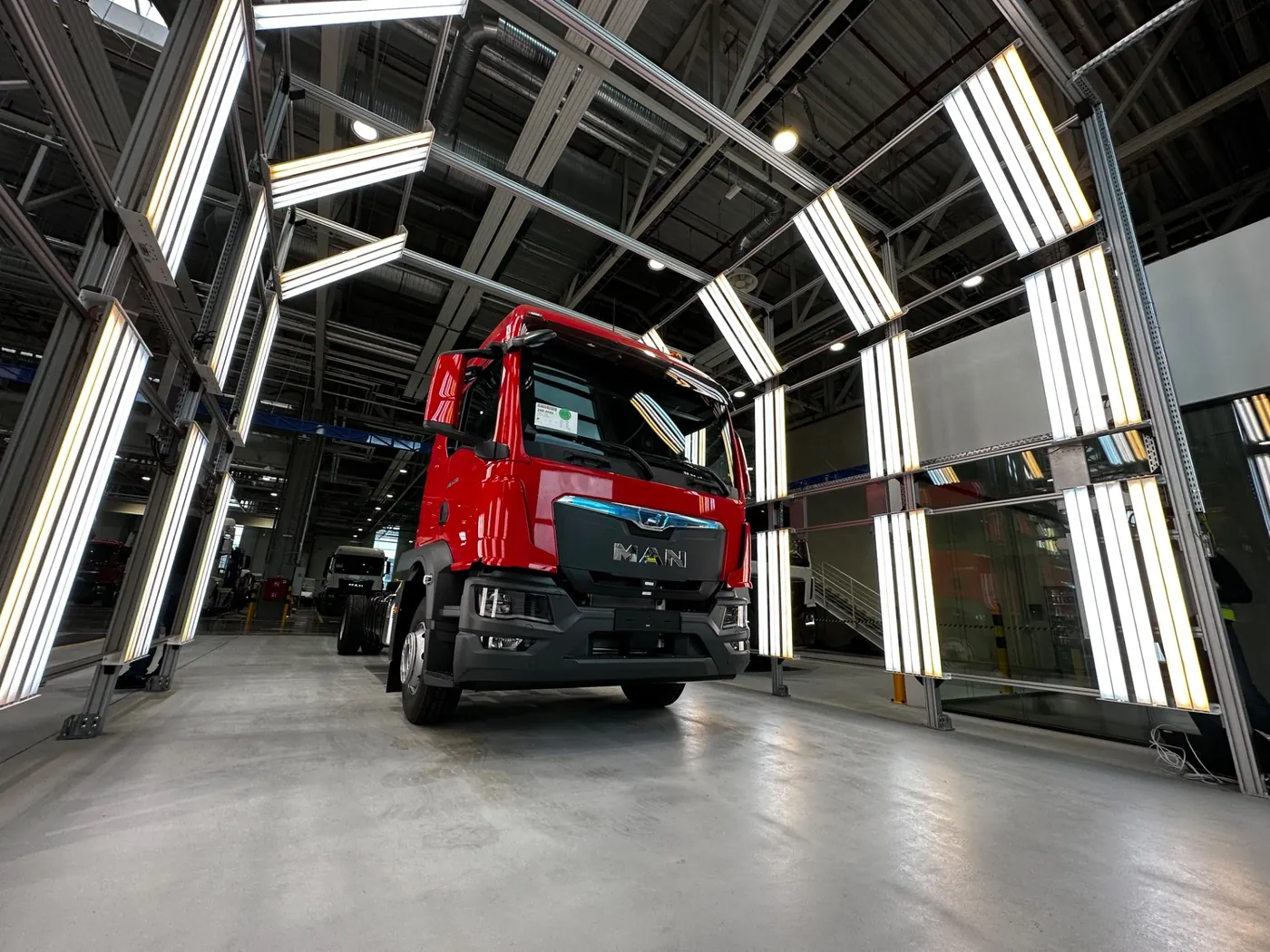 LED světelný tunel pro kontrolu kvality, ve kterém stojí nákladní vůz