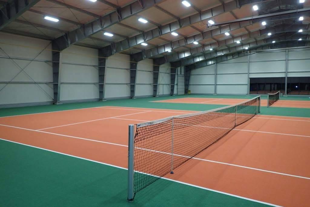Sportovní hala s tenisovým kurtem pod LED osvětlením